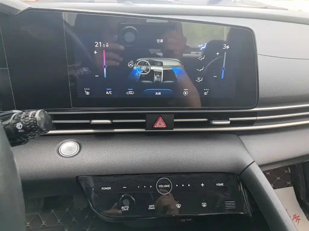 Hyundai Elantra 2021 1.5L CVT LUX Premium Edition фото 13