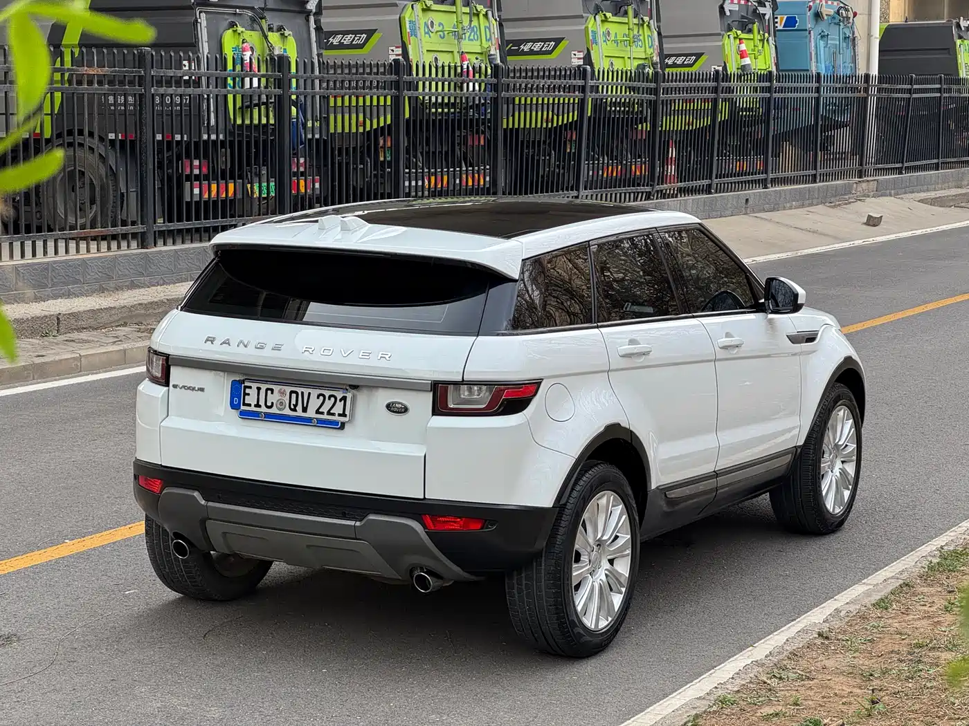 Land Rover Range Rover Evoque 2017 2.0T SE Smart Shine Edition фото 6