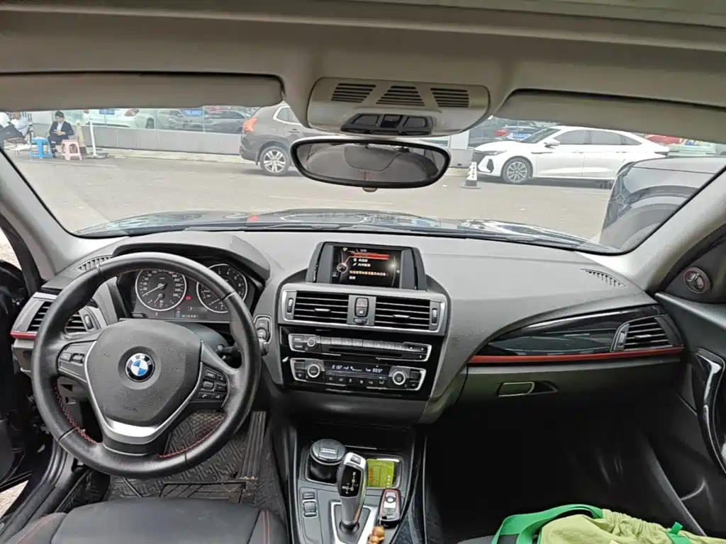Photo 10 - BMW 1 Series (Import)