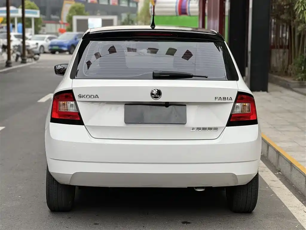 Škoda Fabia 2017 1.4L Auto Car Enjoy Edition фото 10