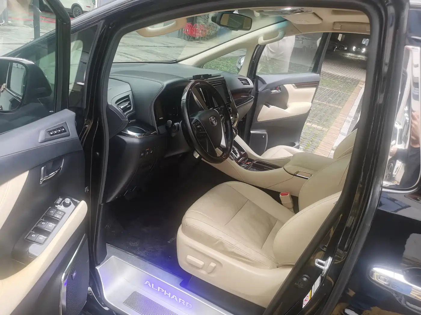 Toyota Alphard 2018 3.5L Luxury фото 4