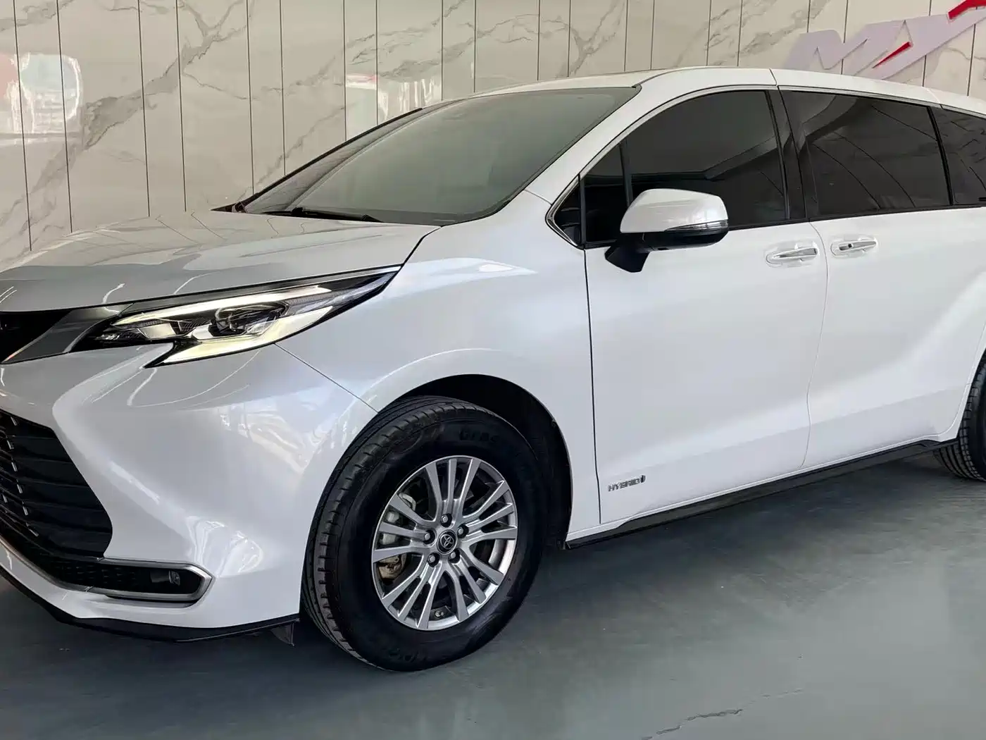Toyota Sienna 2021 2.5L Hybrid Premium Edition фото 2