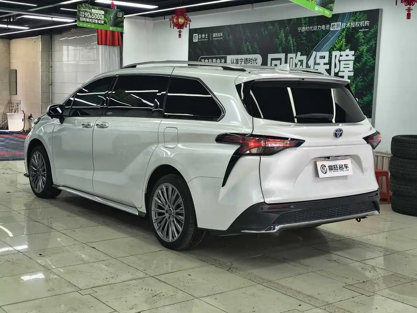 Toyota Granvia 2023 2.5L Hybrid Comfort Edition фото 5