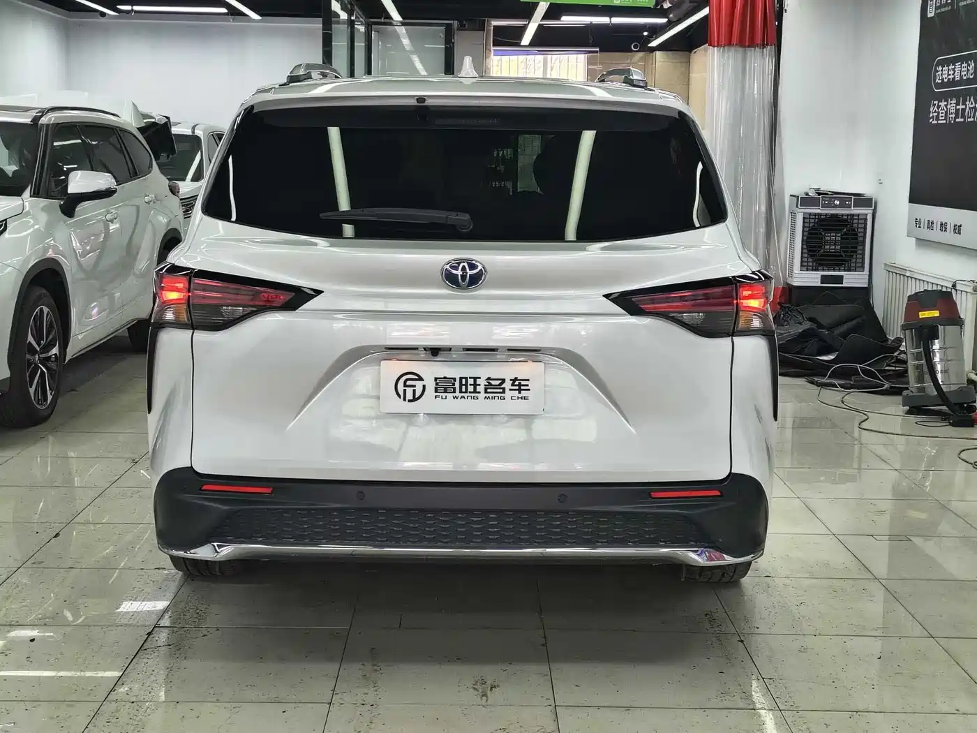 Toyota Granvia 2023 2.5L Hybrid Comfort Edition фото 6