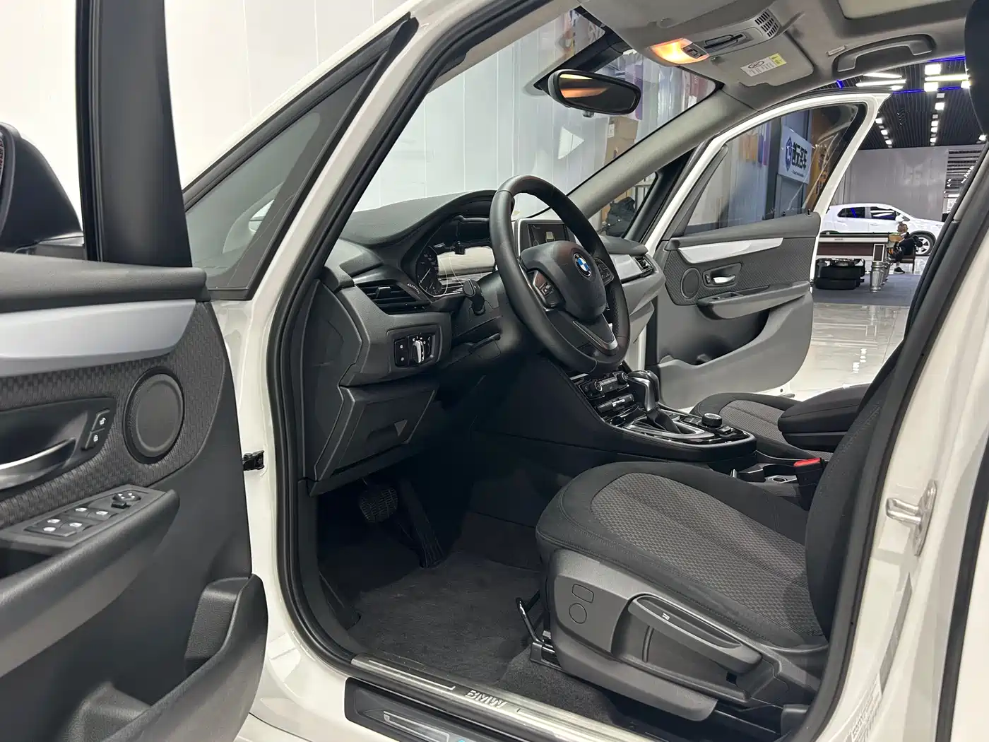 BMW 2 Series Touring 2016 218i Leading фото 18