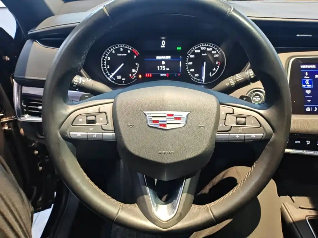 Фото 11 - Cadillac XT4