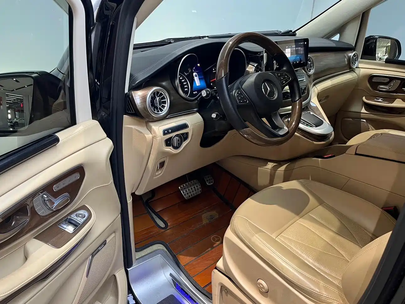 Mercedes-Benz V-Class 2021 V 260 L Long Wheelbase Premium Edition фото 5