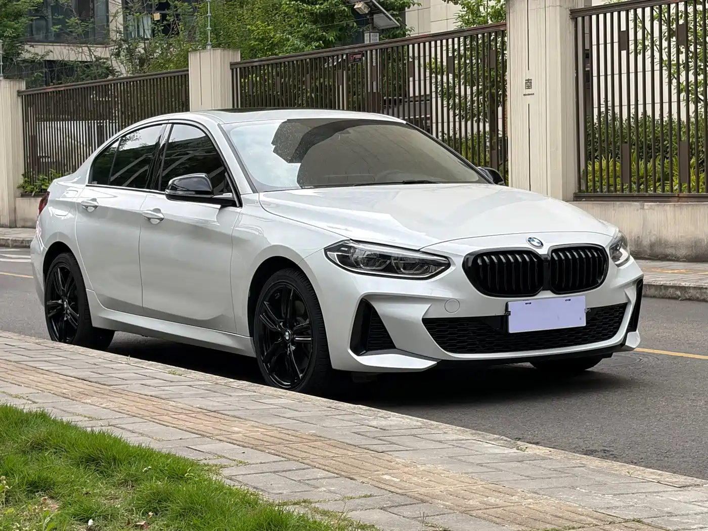 BMW 1 Series 2023 125i M Sport Shadow Edition фото 3