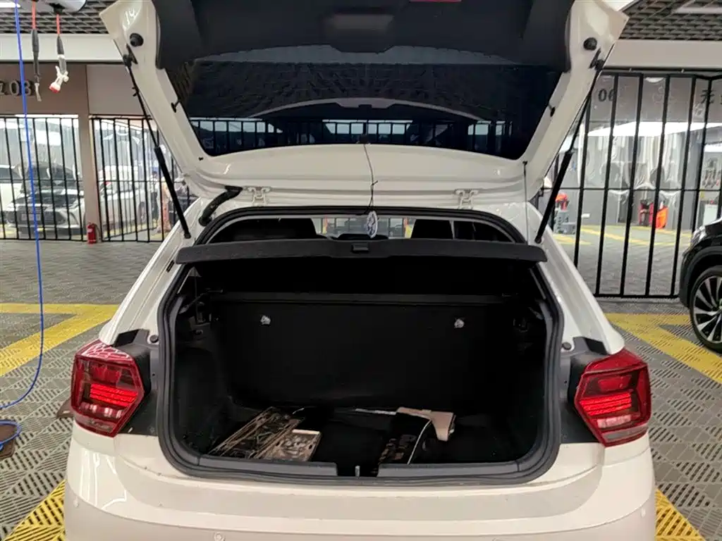 VOLKSWAGEN POLO