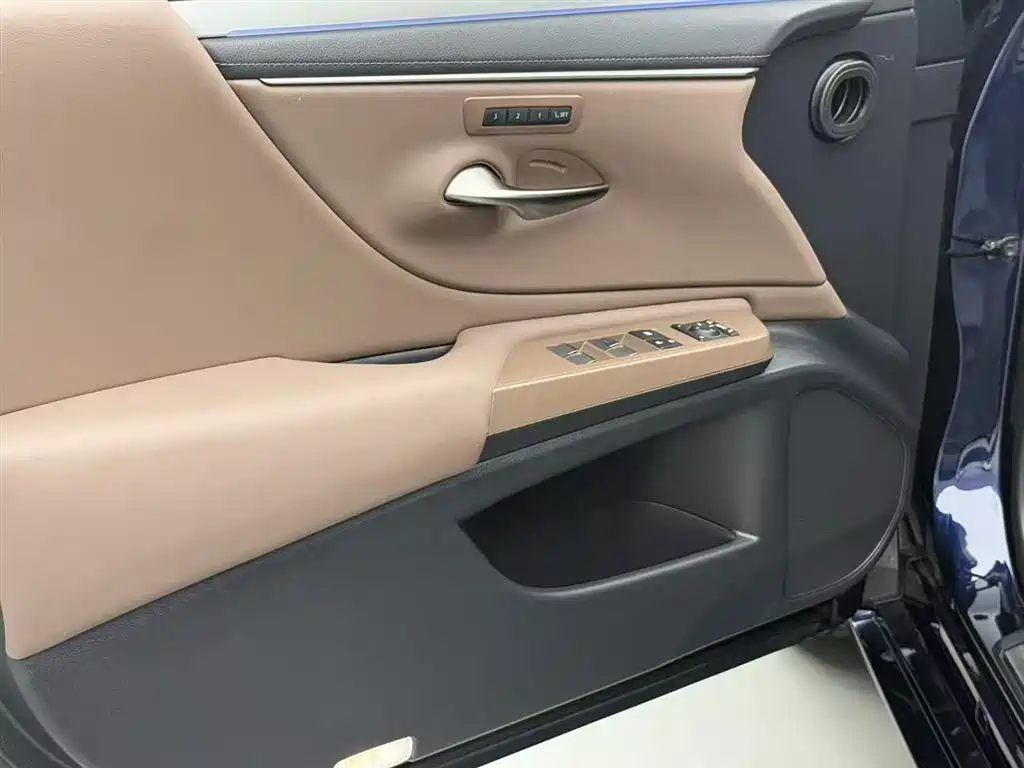 Lexus ES 2025 200 Ultimate Edition фото 12