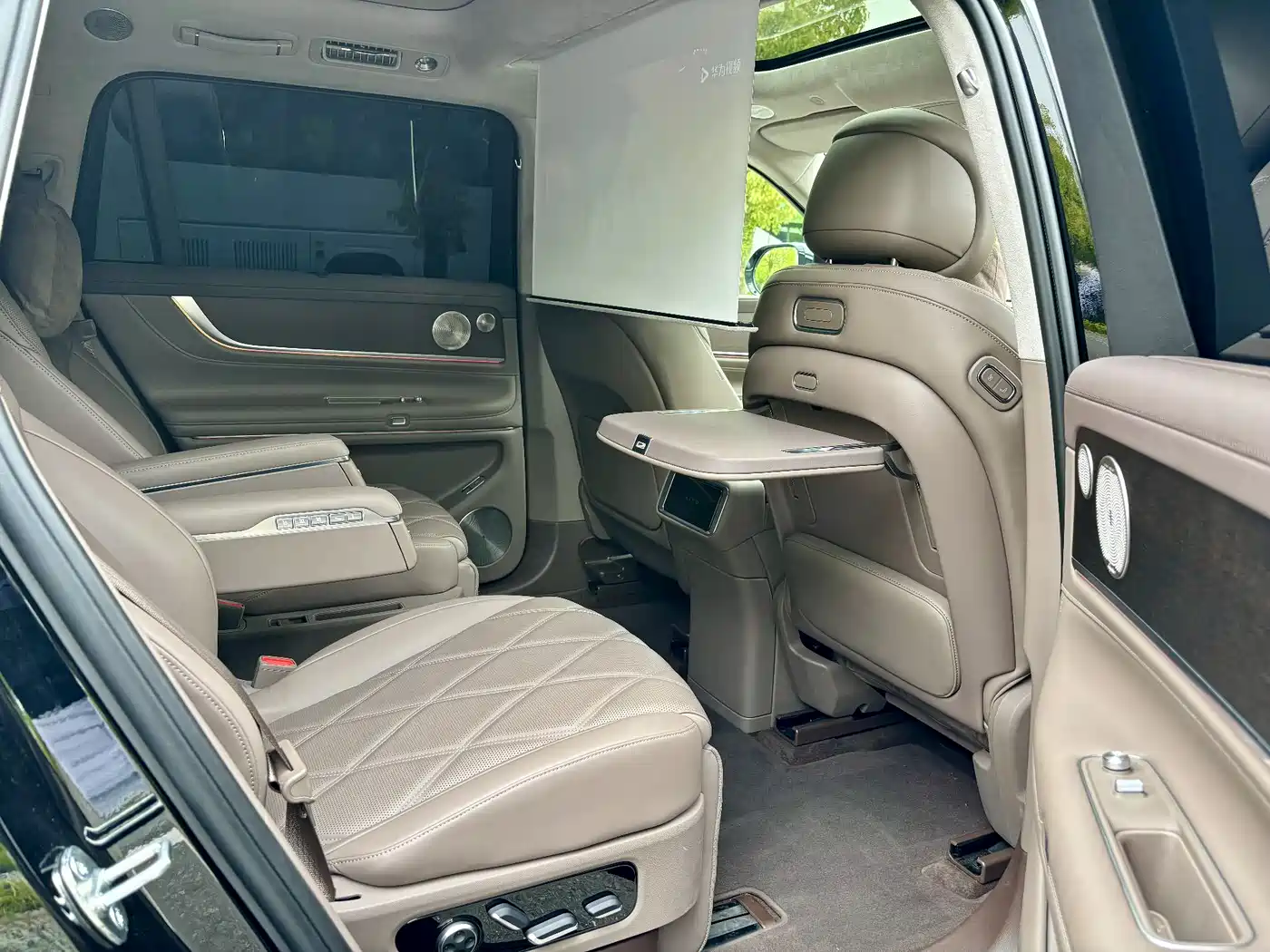 AITO Wenjie AITO M9 2025 Extended Range Ultra 52kWh 6-Seater фото 8