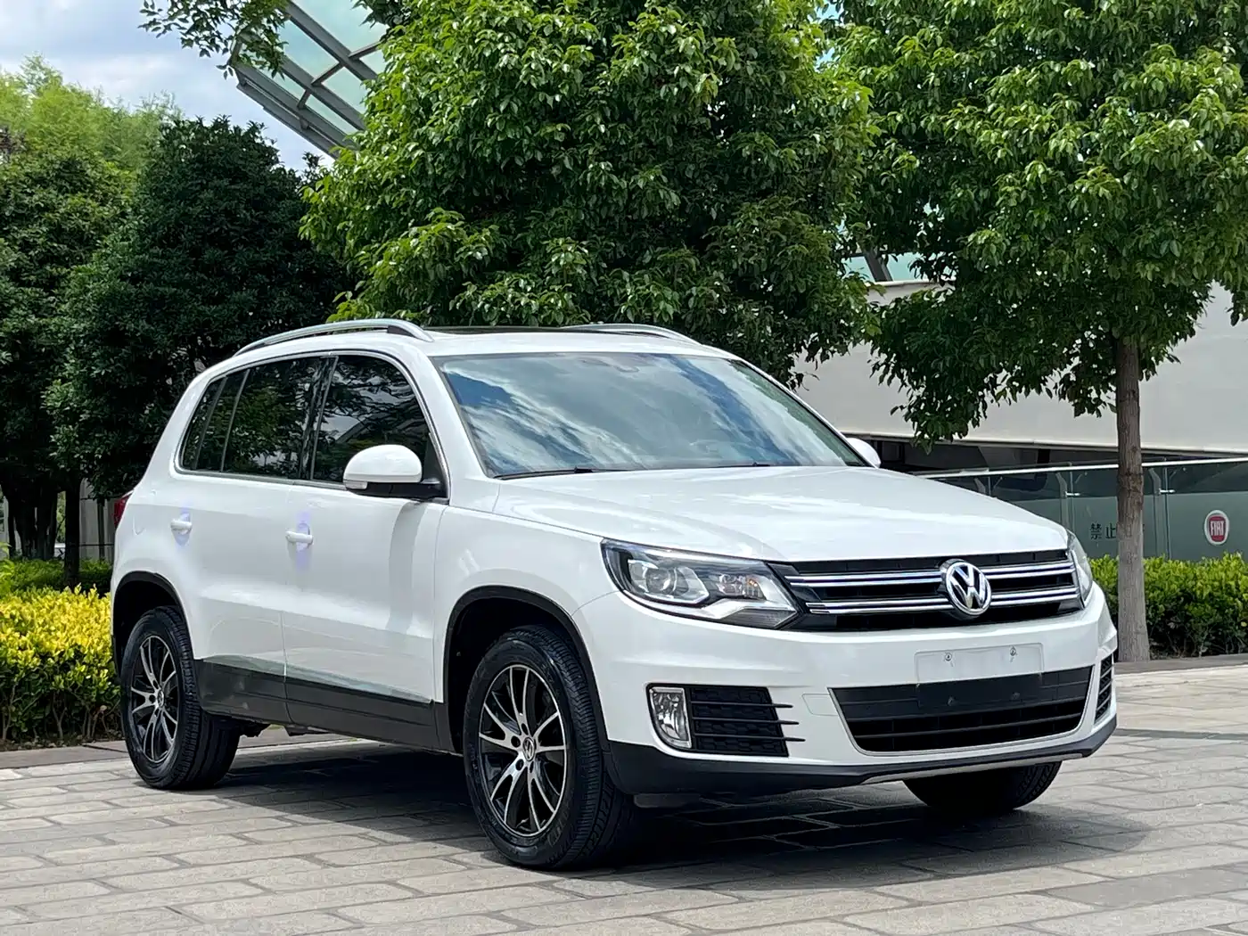VOLKSWAGEN TIGUAN