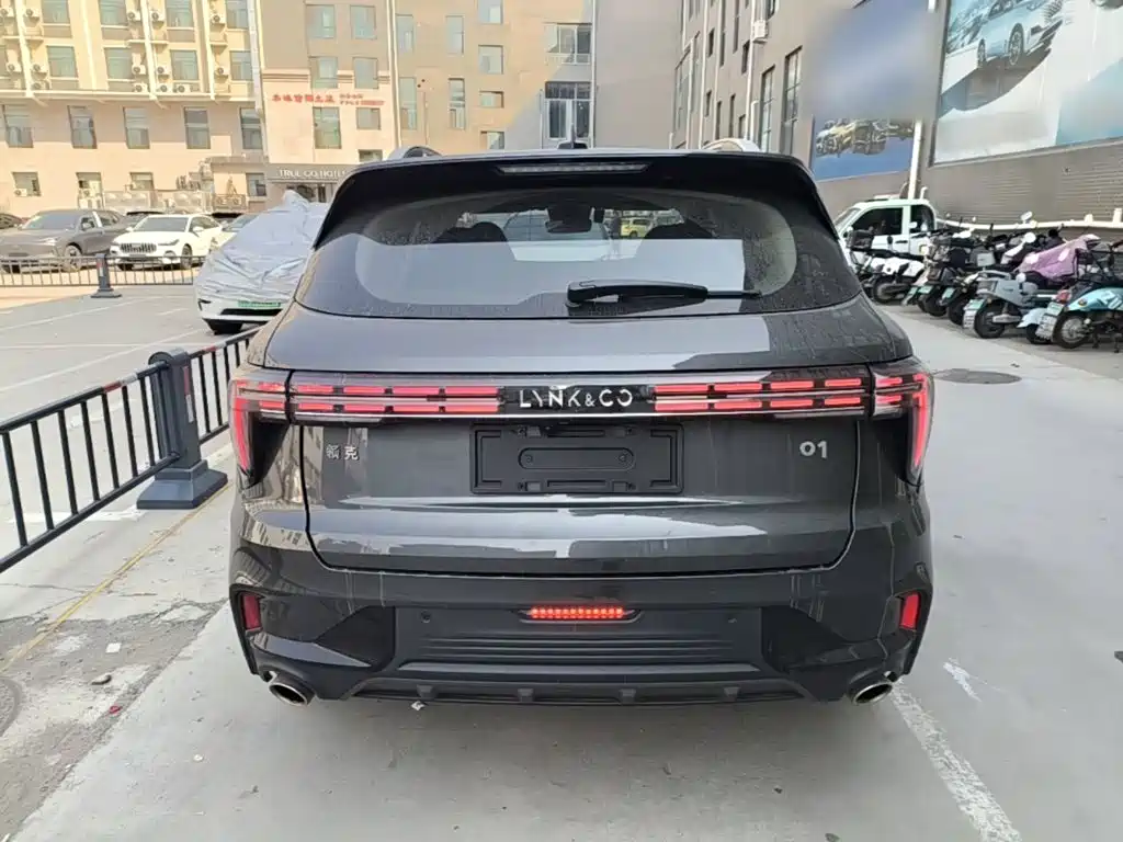 صورة 6 - Lynk & Co 01