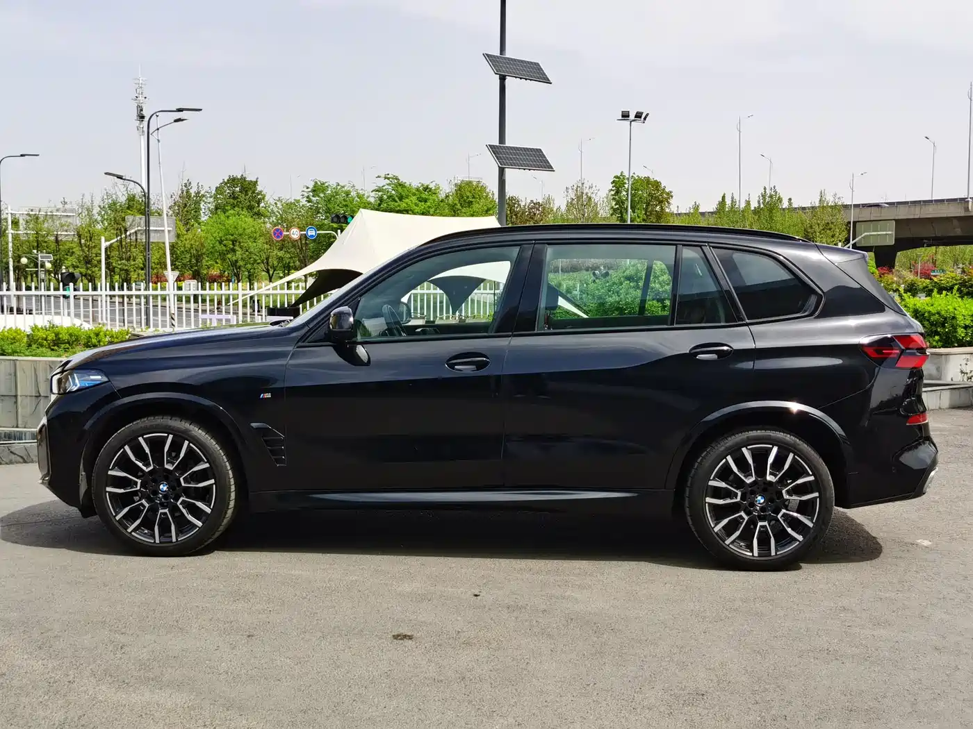 BMW X5 2025 Model xDrive 40Li M Sport Blackout Package фото 4