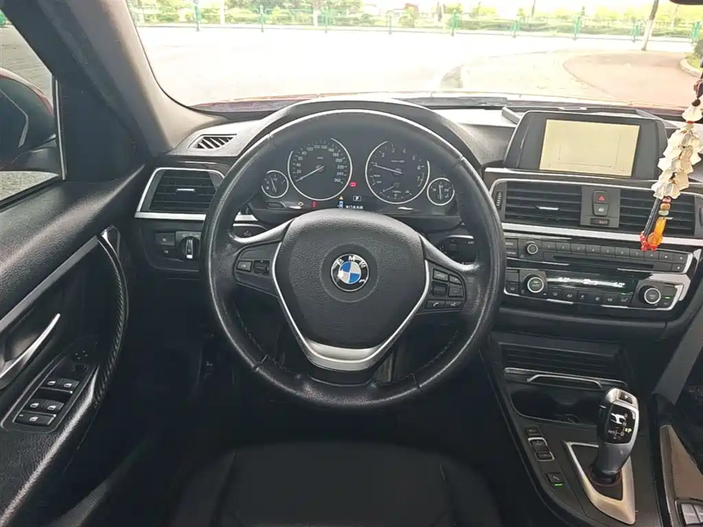 صورة 11 - BMW 3 Series