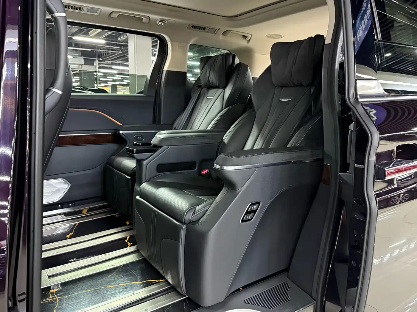 Hongqi HQ9 PHEV 2024 Model 2.0T AWD Luxury Edition фото 14