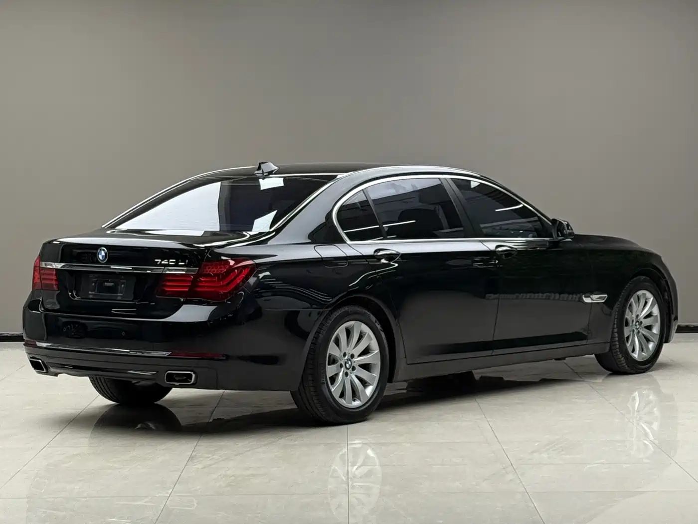 BMW 7 Series 2013 Model 740Li Leading фото 2