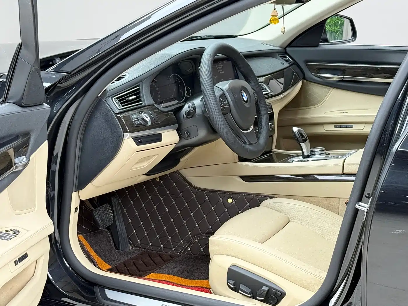 BMW 7 Series 2013 Model 740Li Leading фото 3