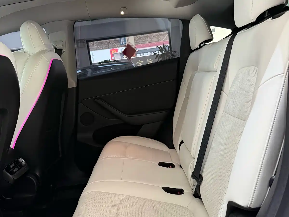 Photo 9 - Tesla Model Y