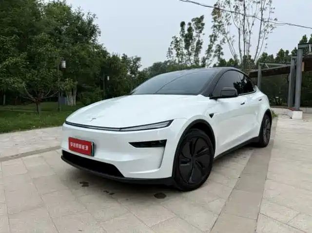 Tesla Model Y 2025