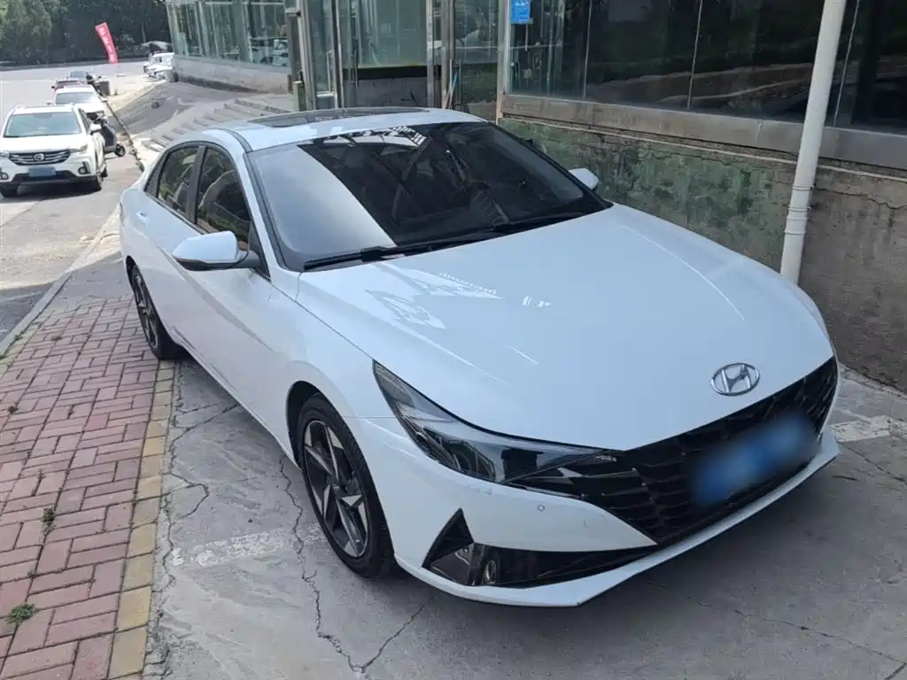 Hyundai Elantra 2021 1.5L CVT LUX Premium Edition фото 4