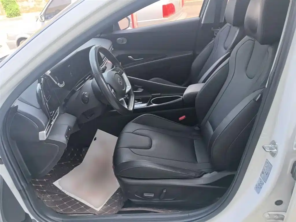 Hyundai Elantra 2021 1.5L CVT LUX Premium Edition фото 15