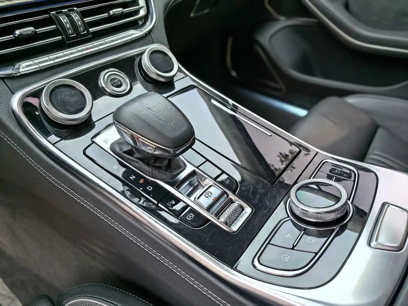 Фото 9 - Hongqi H9