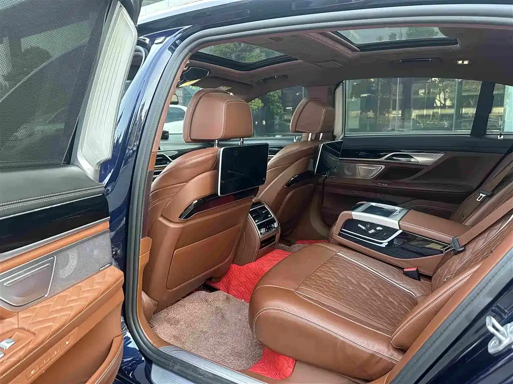 صورة 8 - BMW 7 Series
