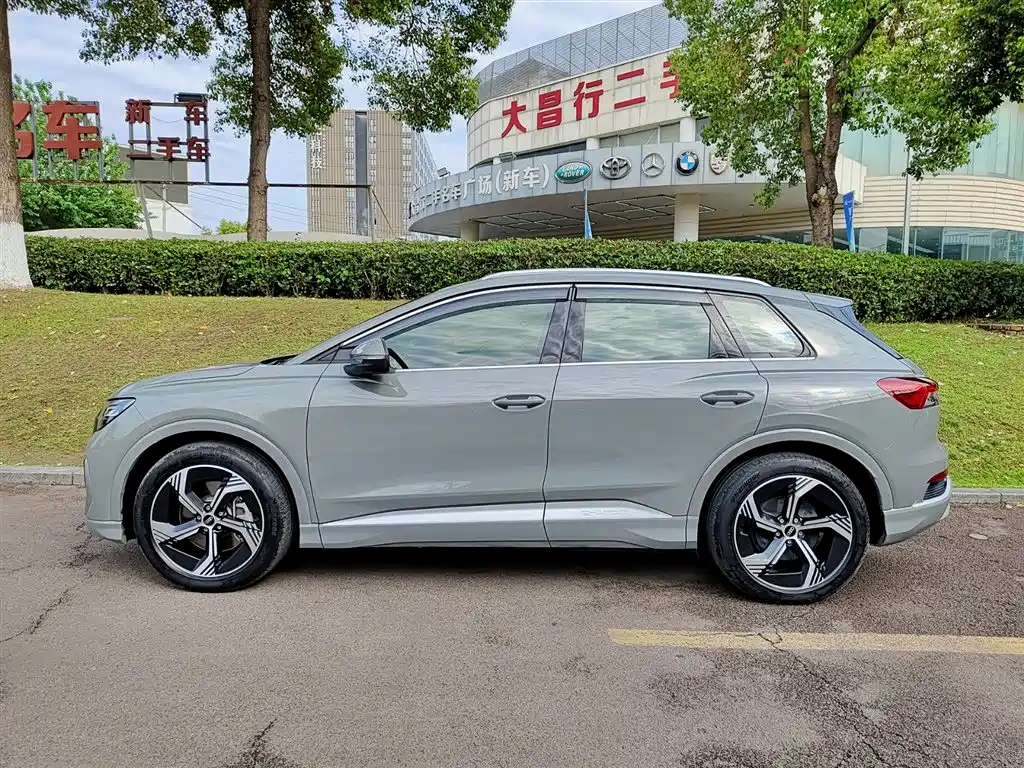 AUDI Q4 E TRON