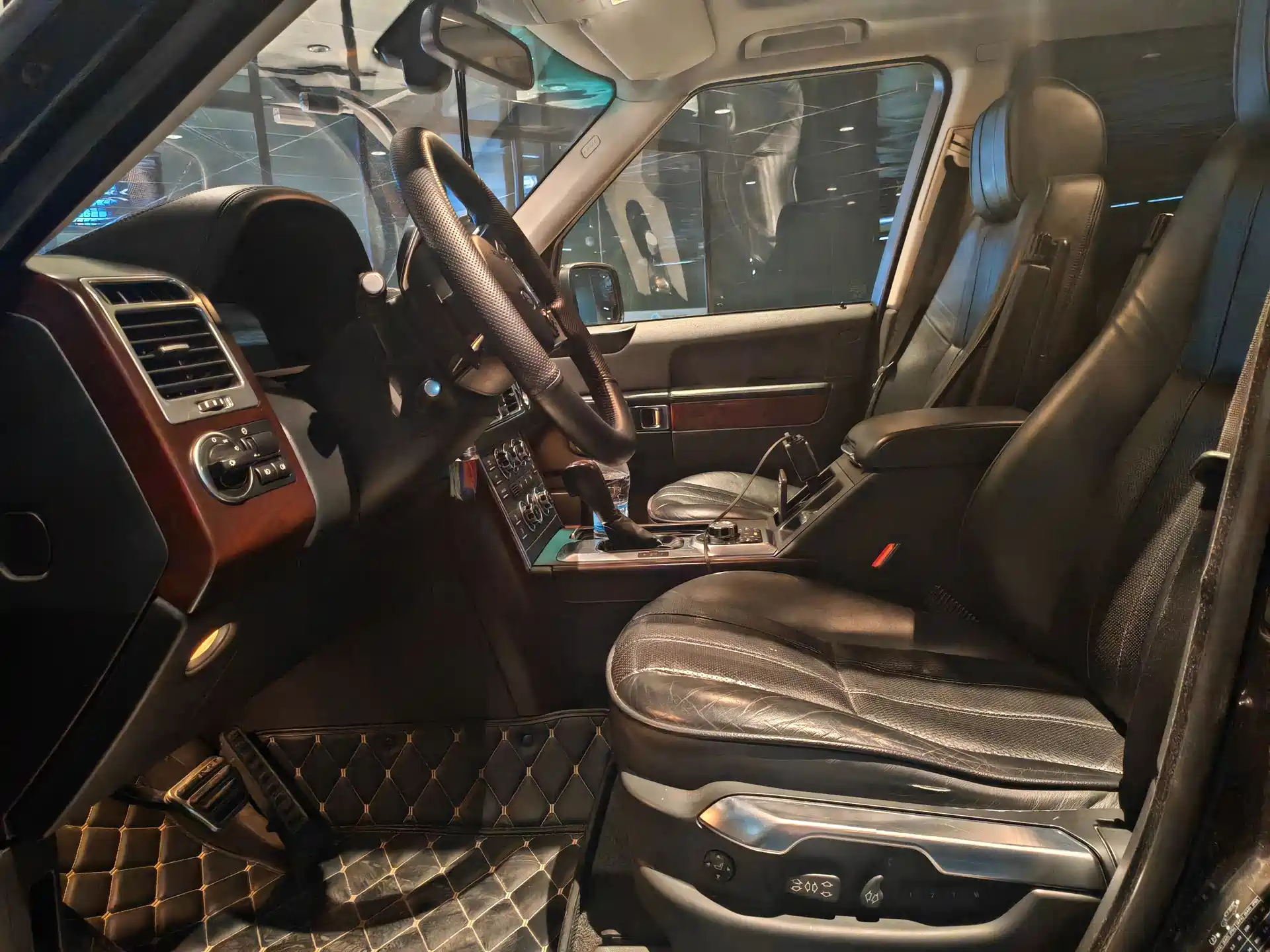 Photo 9 - Land Rover Range Rover