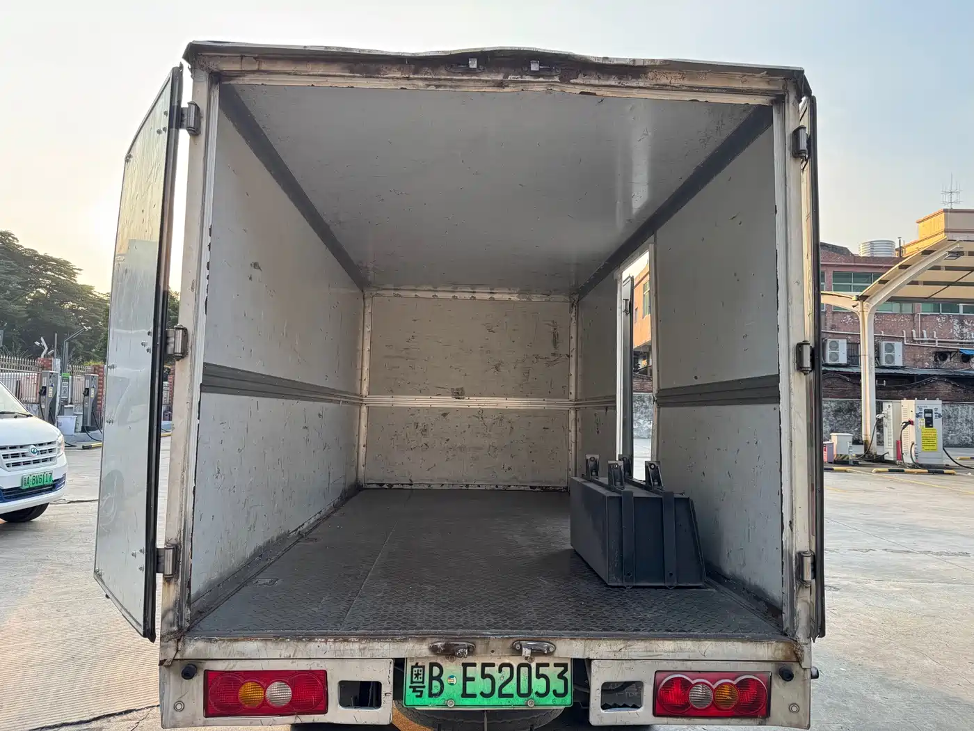 SRM Xinyuan Xinyuan T50 EV 2022 2021 Startup Van
