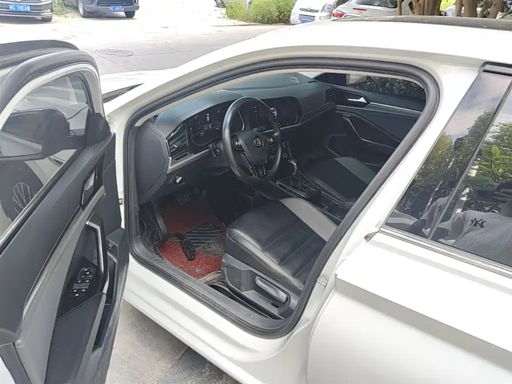 VOLKSWAGEN SAGITAR