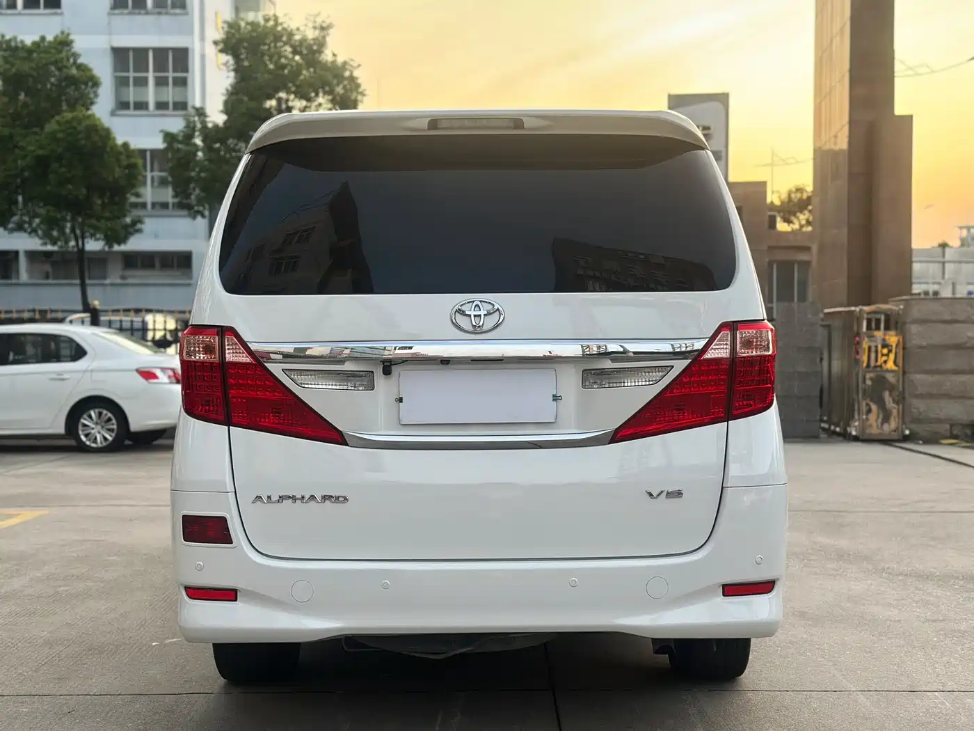 Toyota Alphard 2011 3.5L Luxury Edition фото 5