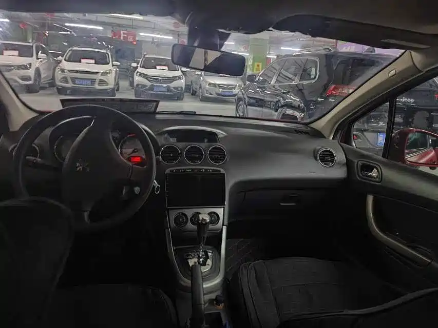 Peugeot 408 2010 2.0L Automatic Comfort фото 3