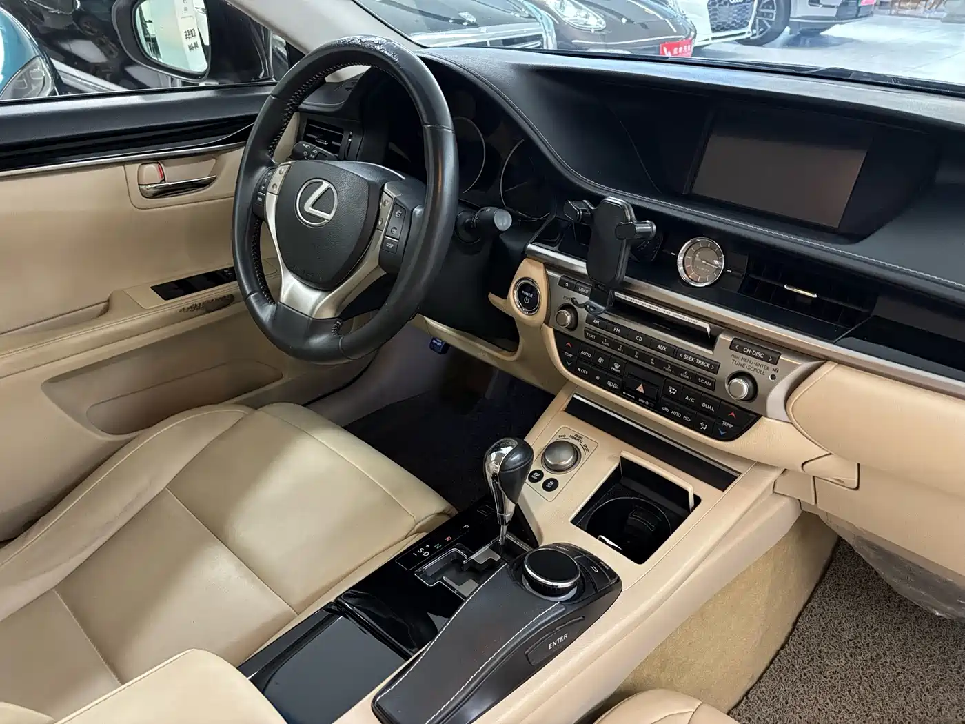 Фото 11 - Lexus ES