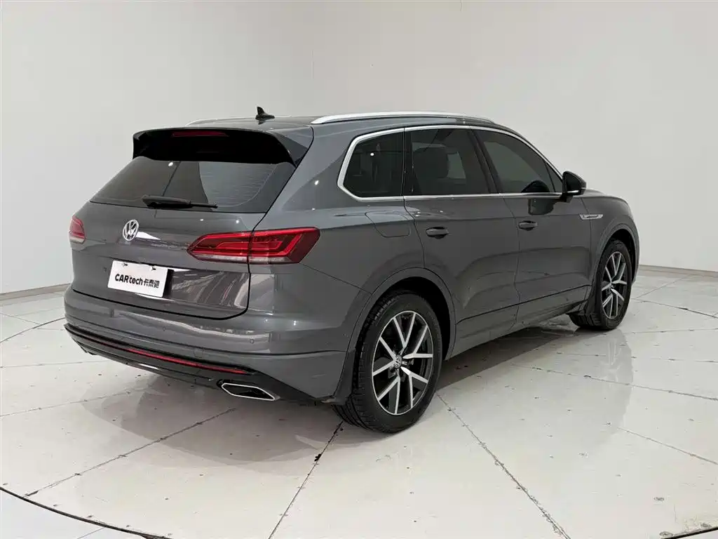 VOLKSWAGEN TOUAREG