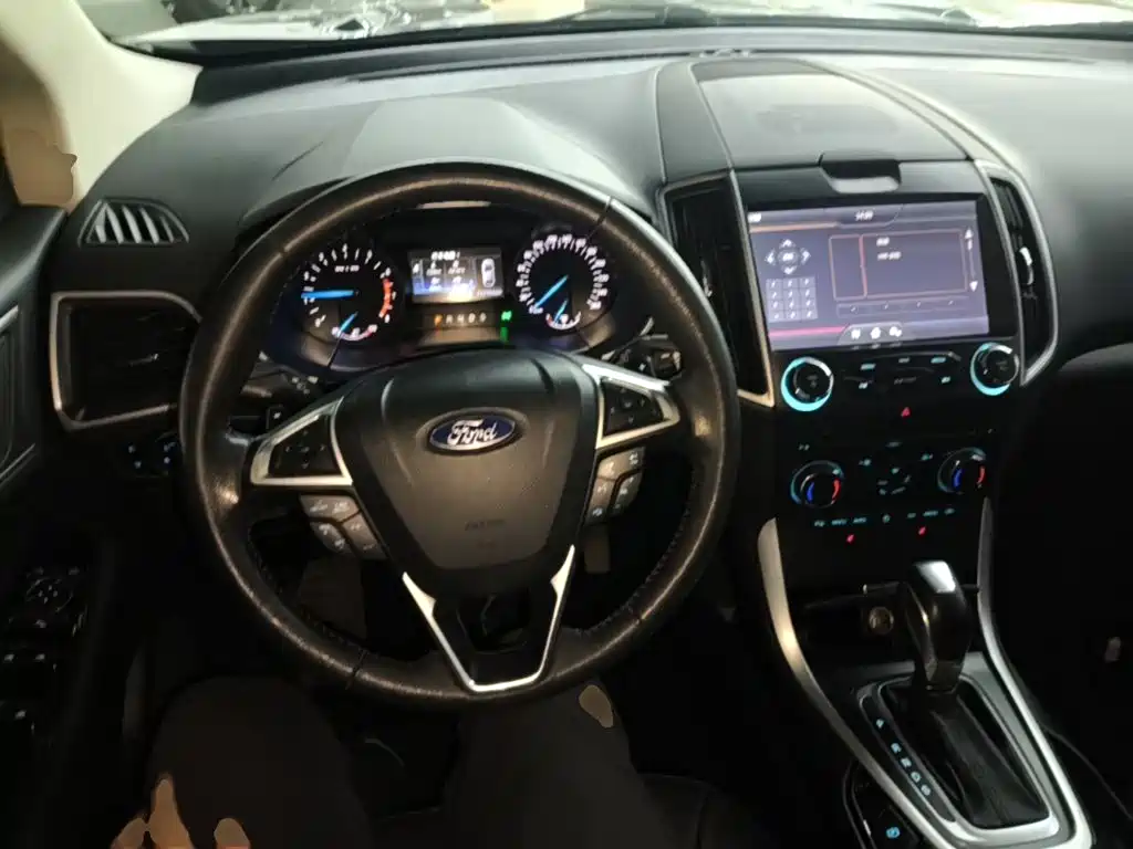 Фото 10 - Ford Edge