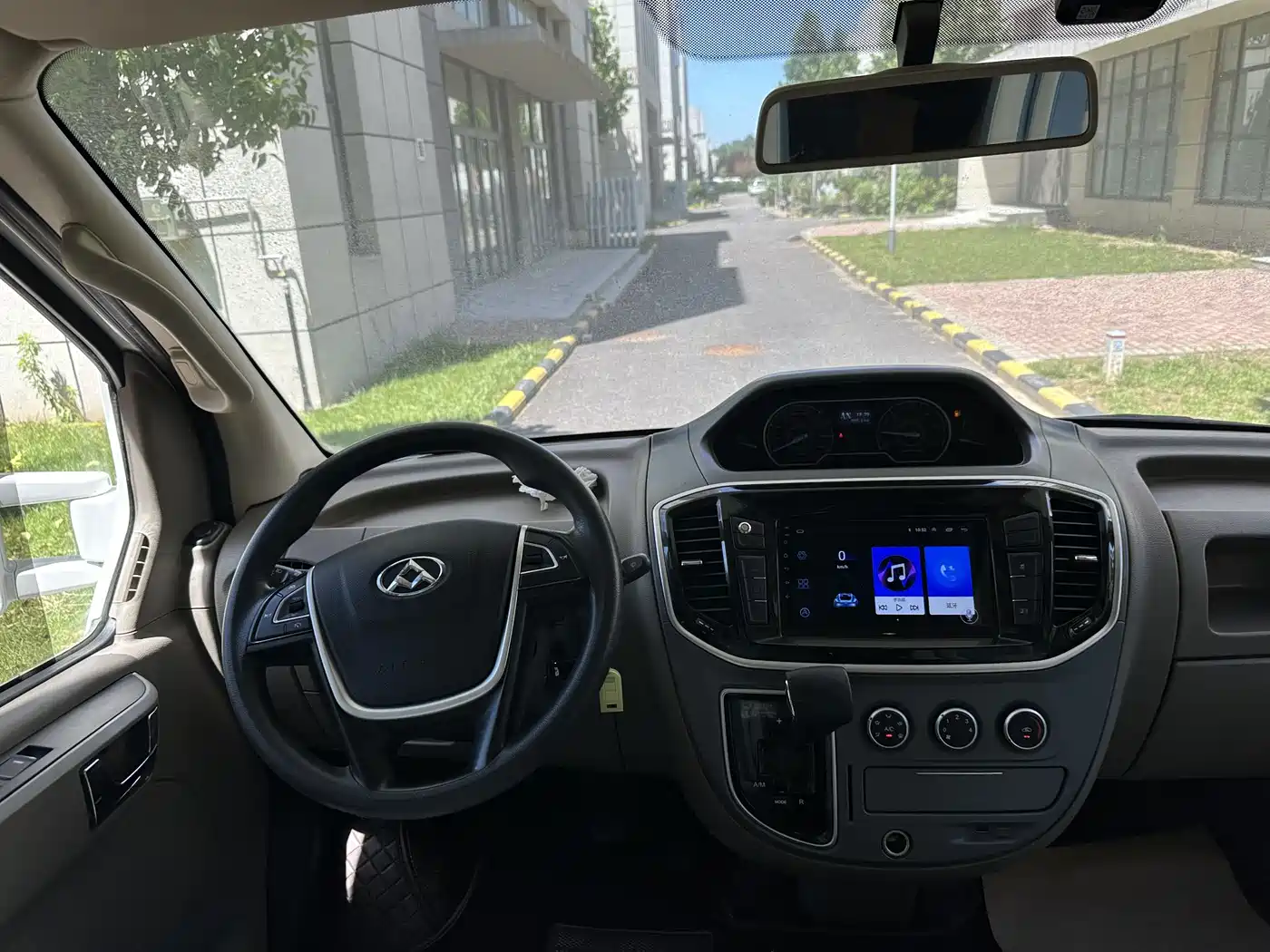 SAIC Maxus Xintu V80 2018 2.5T AMT Elite Short Wheelbase Medium Roof 5-6 Seater фото 10