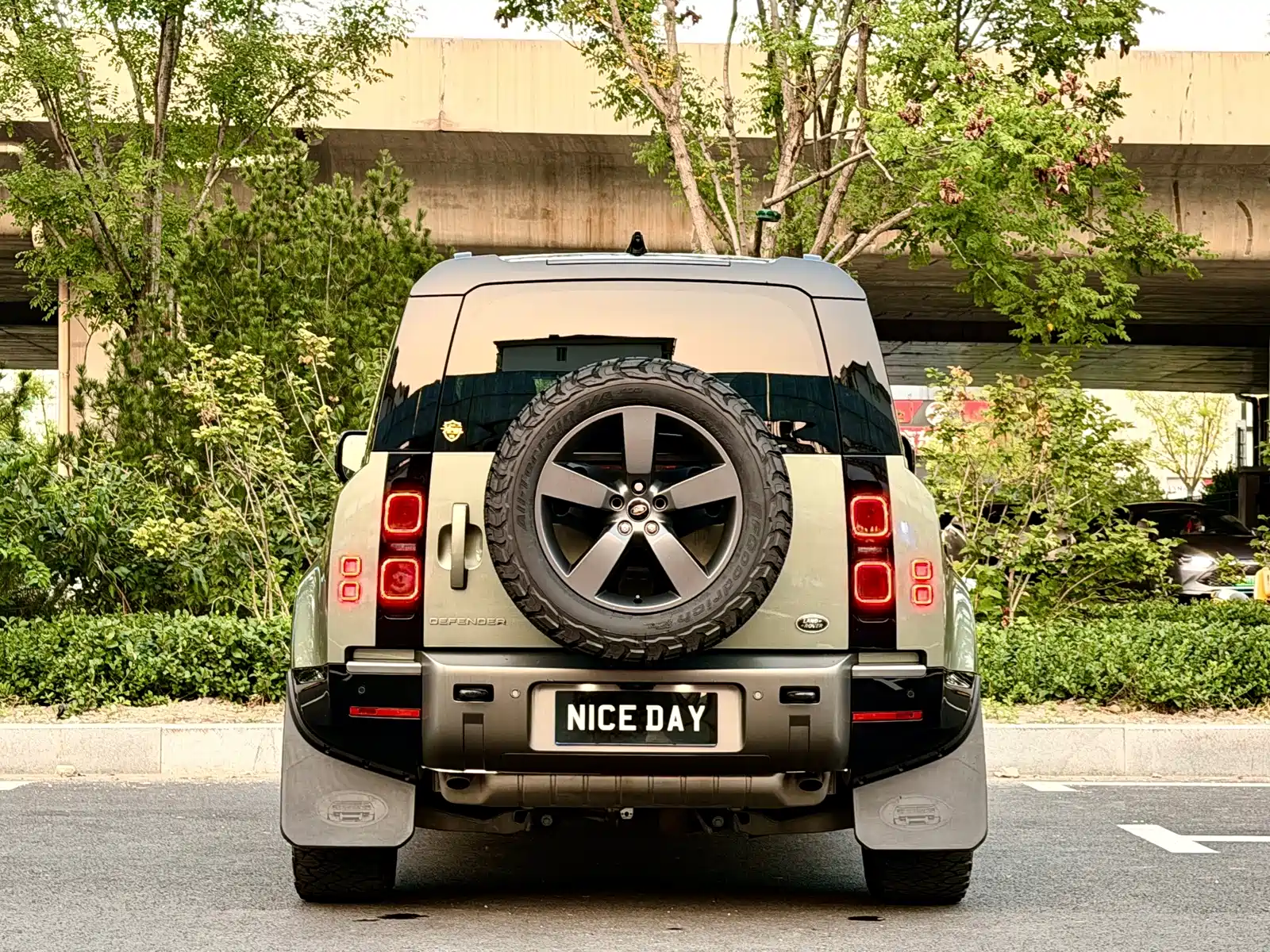 Photo 5 - Land Rover Defender