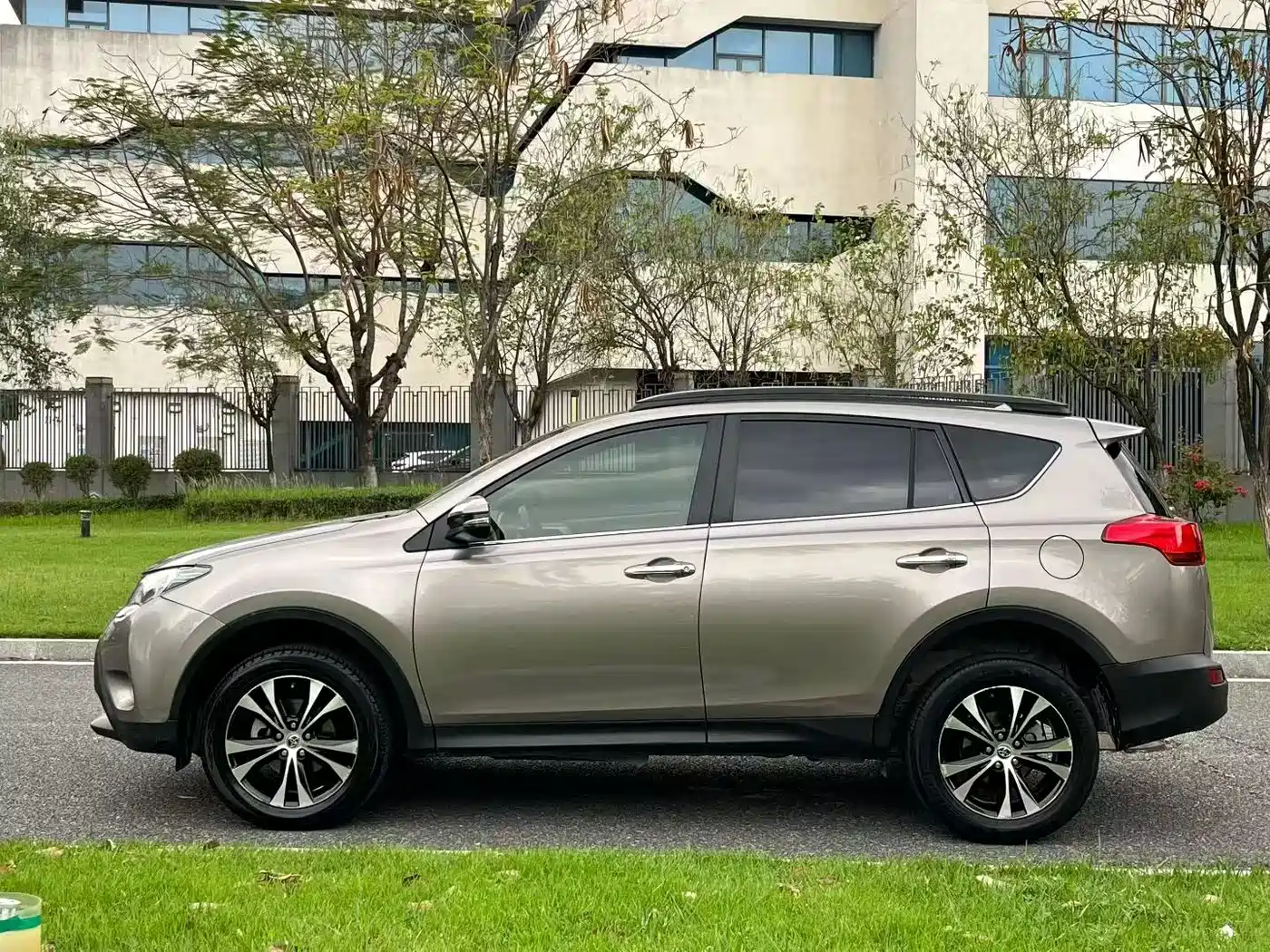 Toyota RAV4 Rongfang 2015 2.5L Automatic 4WD Elite Edition фото 4