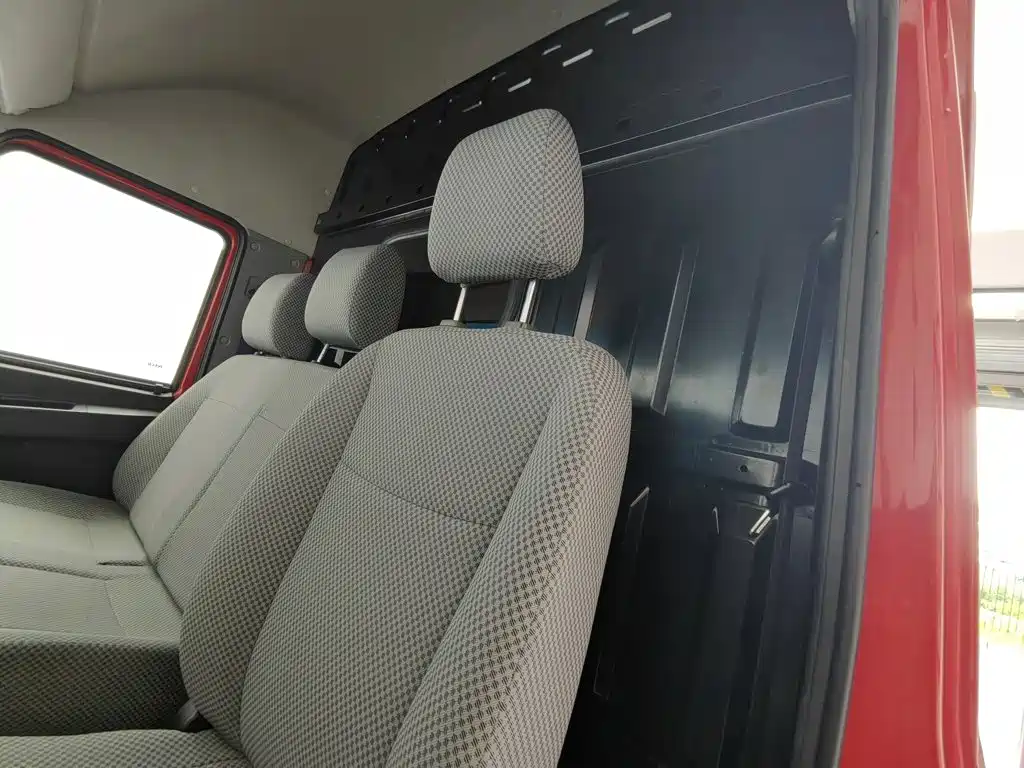 Iveco Daily 2023 2021 Model 2.8T V35 VAN Cargo Van 3 Seats Short Wheelbase Medium Roof Single Tire Manual Door