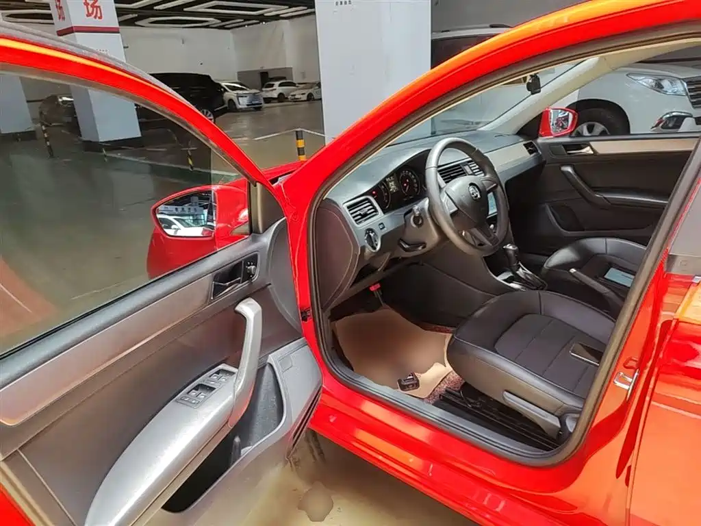 Škoda Skoda Rapid Spaceback 2016 Facelift 1.6L Automatic Innovation Edition фото 16