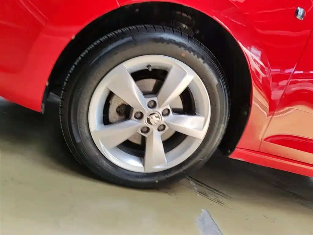Škoda Skoda Rapid Spaceback 2016 Facelift 1.6L Automatic Innovation Edition фото 23