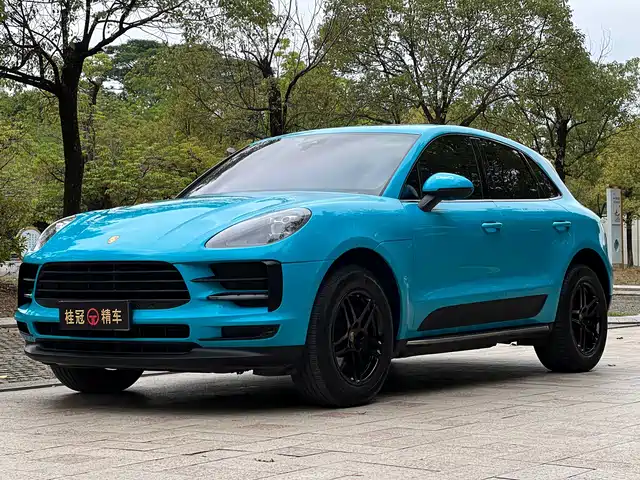 PORSCHE MACAN