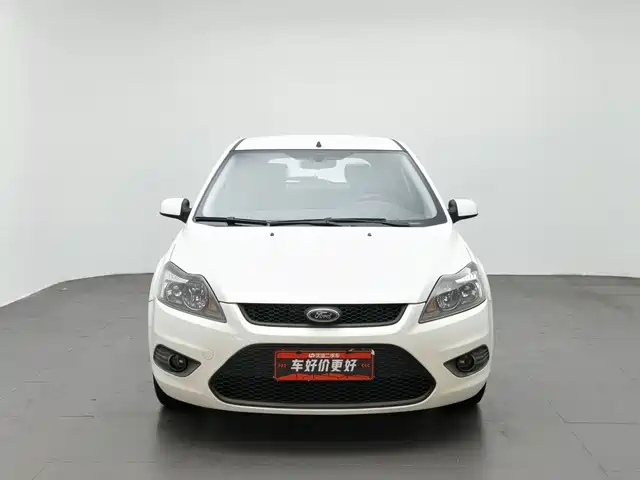 Ford Focus 2013 Hatchback Classic 1.8L Automatic Base — фото 3