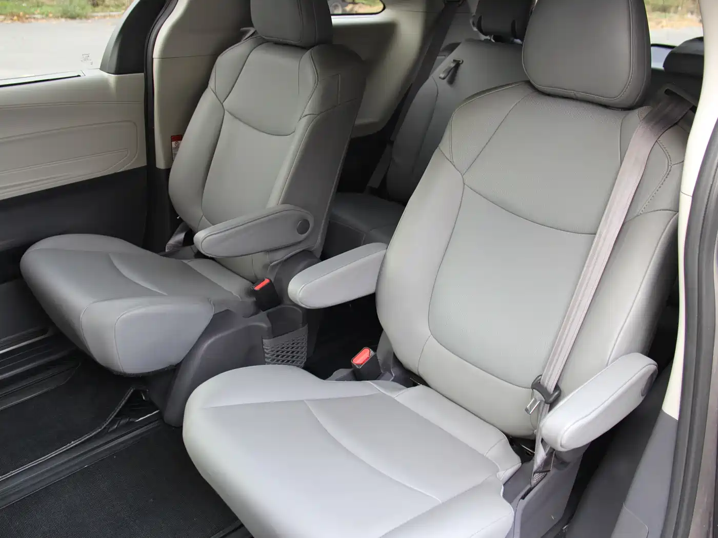 Toyota Sienna 2021 2.5L Hybrid Platinum Edition фото 13