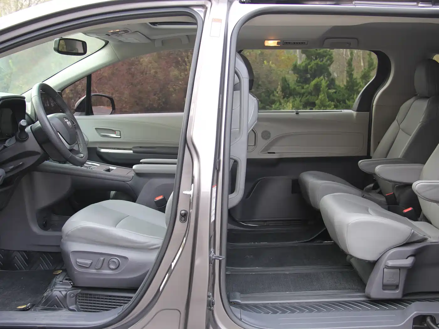 Toyota Sienna 2021 2.5L Hybrid Platinum Edition фото 12