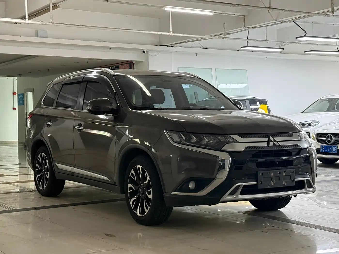 Mitsubishi Outlander 2019 2.4L 4WD Deluxe Edition 7-Seater China VI фото 3