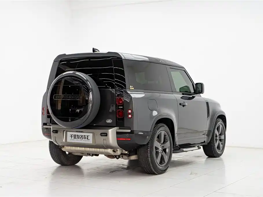 Land Rover Defender 2023 Model 90 2.0T P300 X-DYNAMIC HSE фото 6