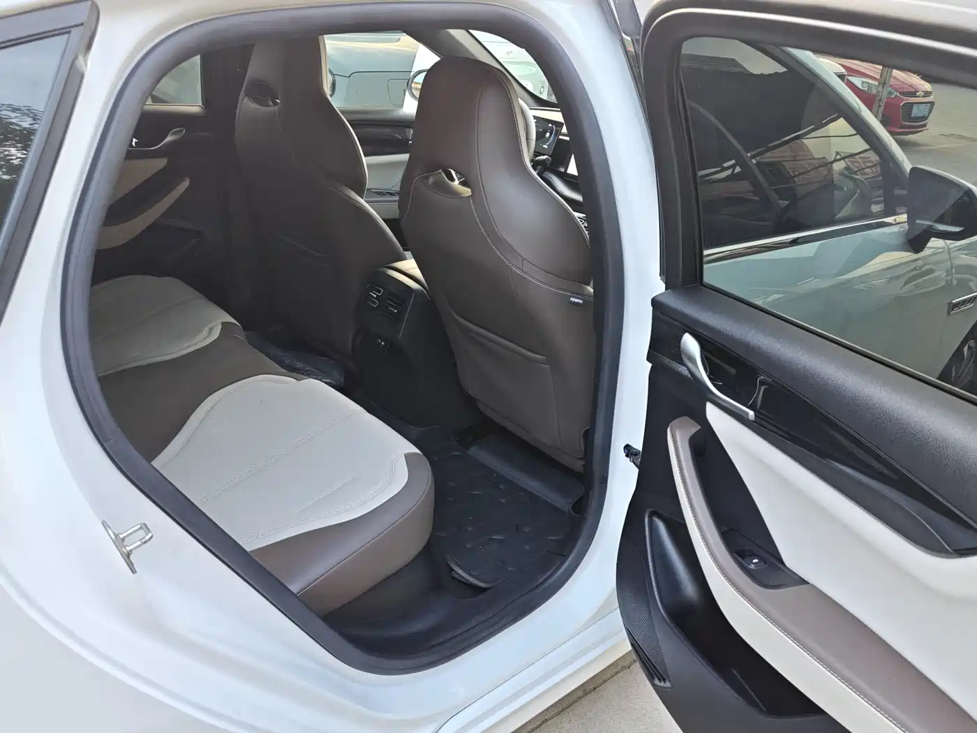 BYD Qin PLUS 2024 Glory Edition DM-i 55KM Leading фото 5